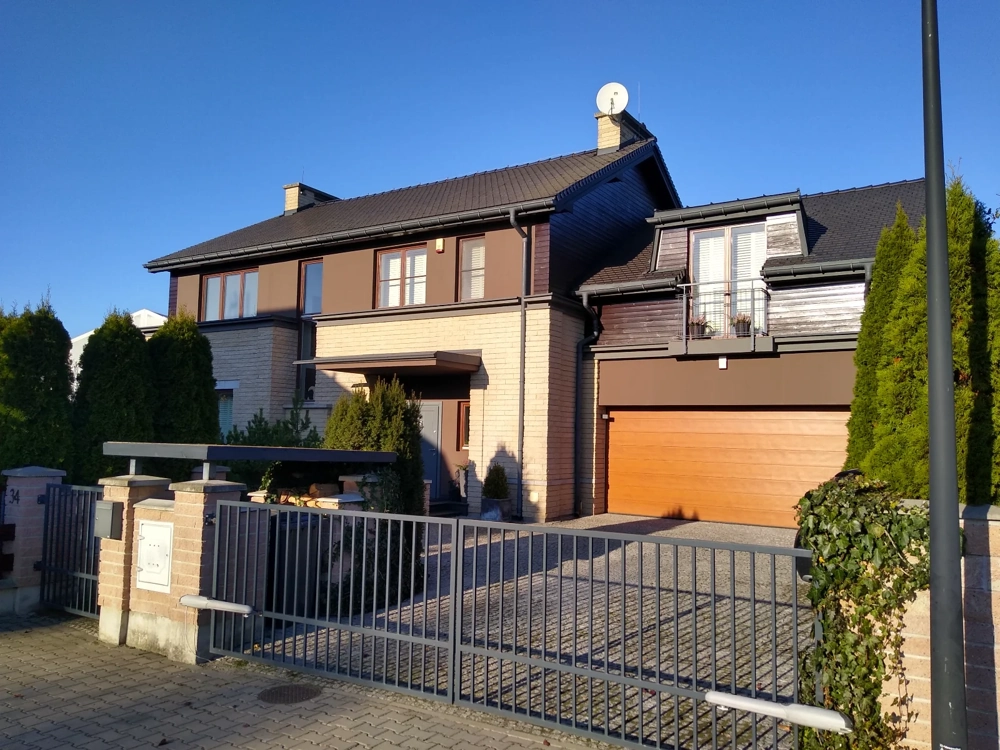 Malowanie nowoczesnej elewacji domu jednorodzinnego w odcieniach brązu i beżu