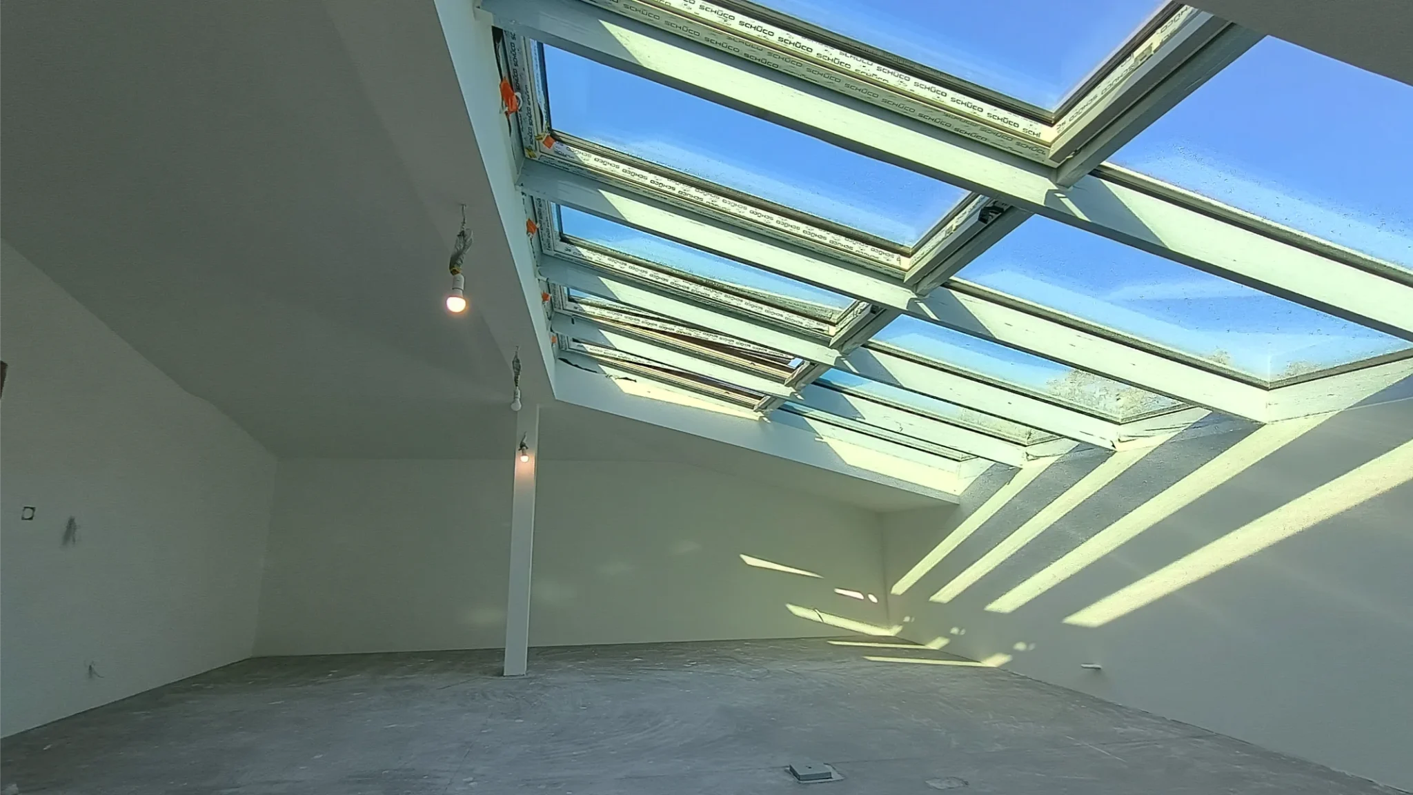 Adaptacja poddasza z montażem okien dachowych, gładziami ścian i instalacją oświetlenia